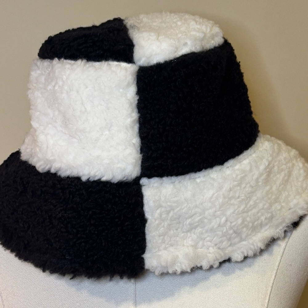 NWT Jocelyn Checkered Faux Shearling Bucket Hat OS